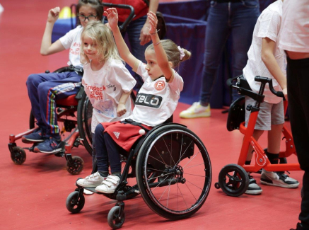 Kinder im Rollstuhl beim Sport