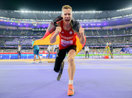 Markus Rehm feiert seine Goldmedaille