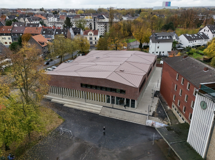Außenansicht der neuen Dreifach-Sporthalle