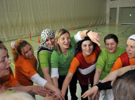 Gruppenbild mit Frauen in einer Sporthalle