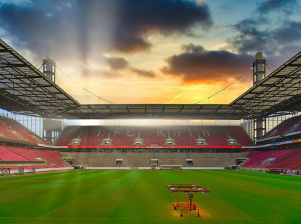Das RheinEnergiestadion in Köln am Abend
