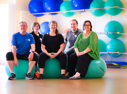 Andrea Milz und LSB-Präsidiumsmitglieder auf grünen Bällen bei Trainingseinheit