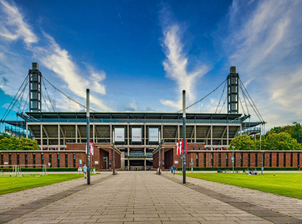 Rheinergiestadion von außen mit Wiesen im Vordergrund