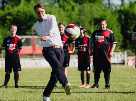 Wüst schießt einen Ball