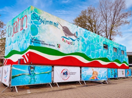 Ein narwali Schwimmcontainer