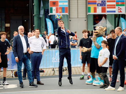 Ministerpräsident Wüst startet mit Gästen Geländetour rund um die Jahrhunderthalle im Zeichen von Sport, Jugend und internationalem Austausch