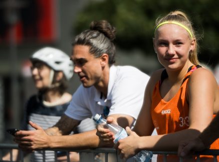 Lucie Keune mit zwei weiteren Personen