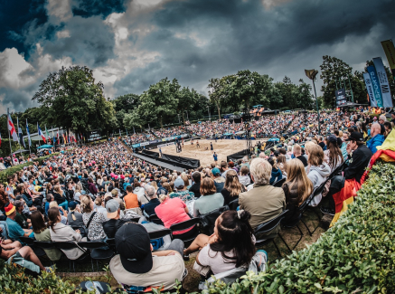 Blick auf den Beachvolleyball-Court im Rochusclub Düsseldorf