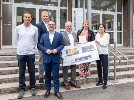 Gruppenfoto bei Besuch von Staatssekretärin Andrea Milz in Luisenschule