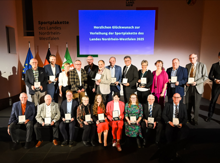 Gruppe von Menschen auf einer Bühne bei der Verleihung der Sportplakette