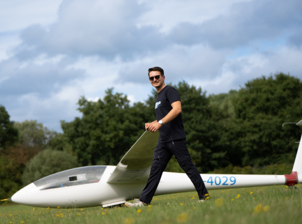 Nicolas Kierdorf in dunkler Kleidung hinter einem Flügel seines Segelflugzeugs