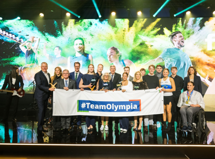 Gruppenfoto mit den Akteurinnen und Akteuren beim felix award