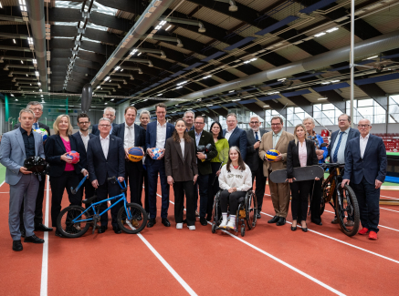 Gruppenbild in der Leichtathletik-Halle in Düsseldorf mit Teilnehmenden der Pressekonferenz