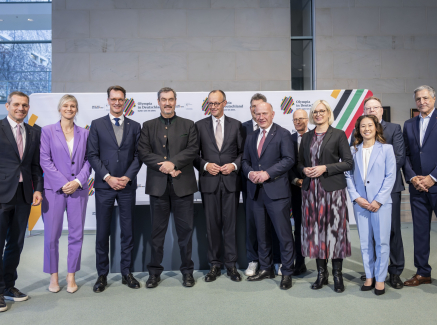 Hendrik Wüst, Friedrich Merz und weitere Politiker und Politikerinnen in einer Reihe im Bundeskanzleramt
