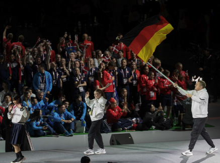 Zwei deutsche Athleten, einer mit Fahne, bei der Abschlussfeier der Deaflympics