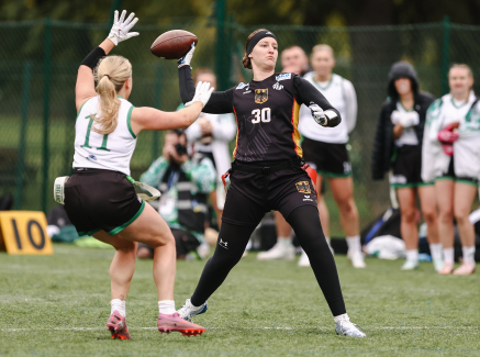 Zwei Flag-Football-Spielerinnen in Aktion