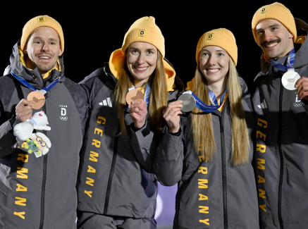Vier Skeletonis bei der Siegerehrung mit dunklem Hintergrund