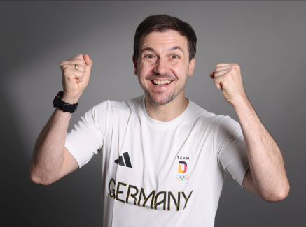 Timo Boll in weißem Team D-Shirt vor grauem Hintergrund