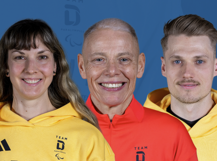 Drei Para Athleten vor blaumen Hintergrund
