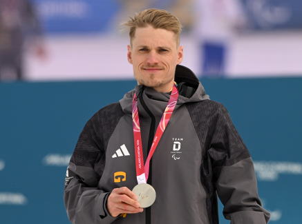 Sebastian Marburger bei der Siegerehrung der Paralympics