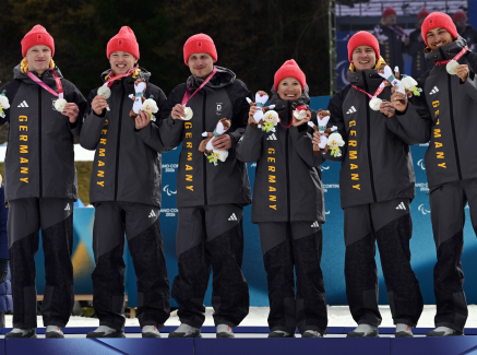 Sechs Para Langläufer bei der Medaillenvergabe auf dem Podium