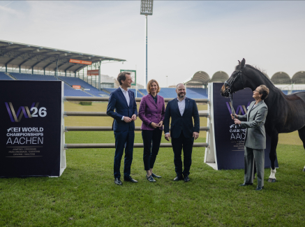 Ministerpräsident Wüst mit ALRV-Präsidentin Peter, Aachens OB Ziemons und Dressur-Ikone Isabell Werth mit Pferd in der Soers 