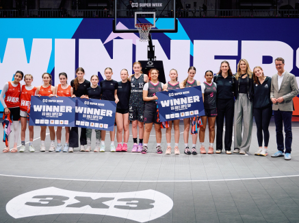 Ministerpräsident Wüst bei einer 3x3-Siegerehrung in der Halle in Bochum