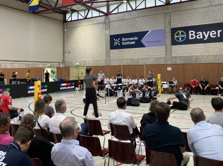 Sitzvolleyballer in einer Halle in Aktion