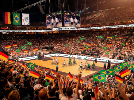 ubelnde Menschenmenge in der Lanxess arena bei einem möglichen Rollstuhlbasketballspiel