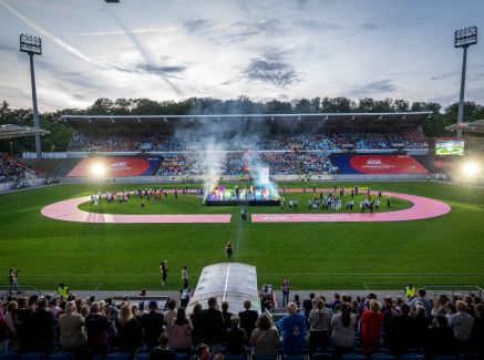 Blick auf ein Stadion in der Abenddämmerung, mit der Eröffnungsfeier der Special Olympics Saarland