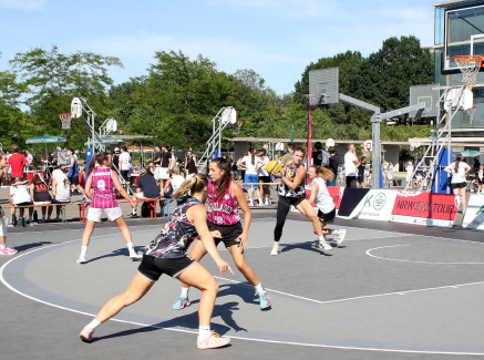 Jugendliche bei 3x3 Basketball in Aktion auf einem Platz