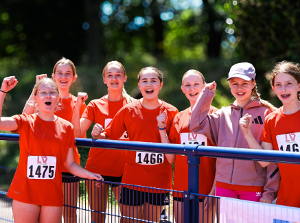 Junge Frauen in roter Sportkleidung jubeln