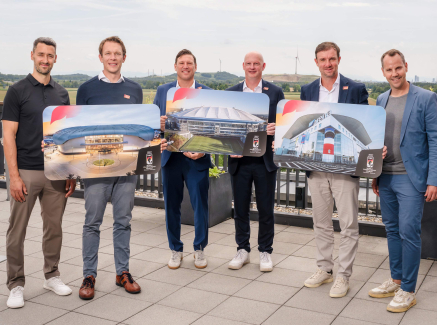 Sechs Personen halten Schilder zur Eishockey-WM 2027