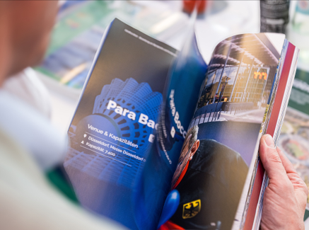 Ein Mann blättert ein Buch durch