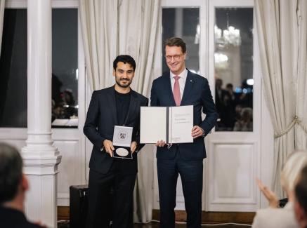 Ministerpräsident Wüst und Ilkay Gündogan bei Übergabe der Medaille