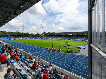 Blick von der Tribüne aus auf die Laufbahn des Lohrheidestadions