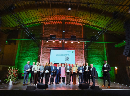 Gruppenbild bei der Verleihung der Sportplakette