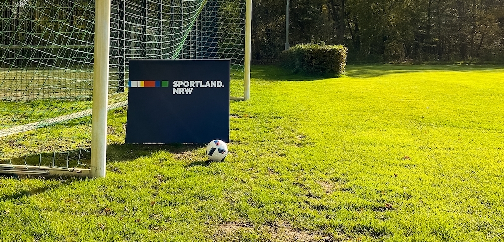 Sportland.NRW Logo auf Fußballfeld mit Ball