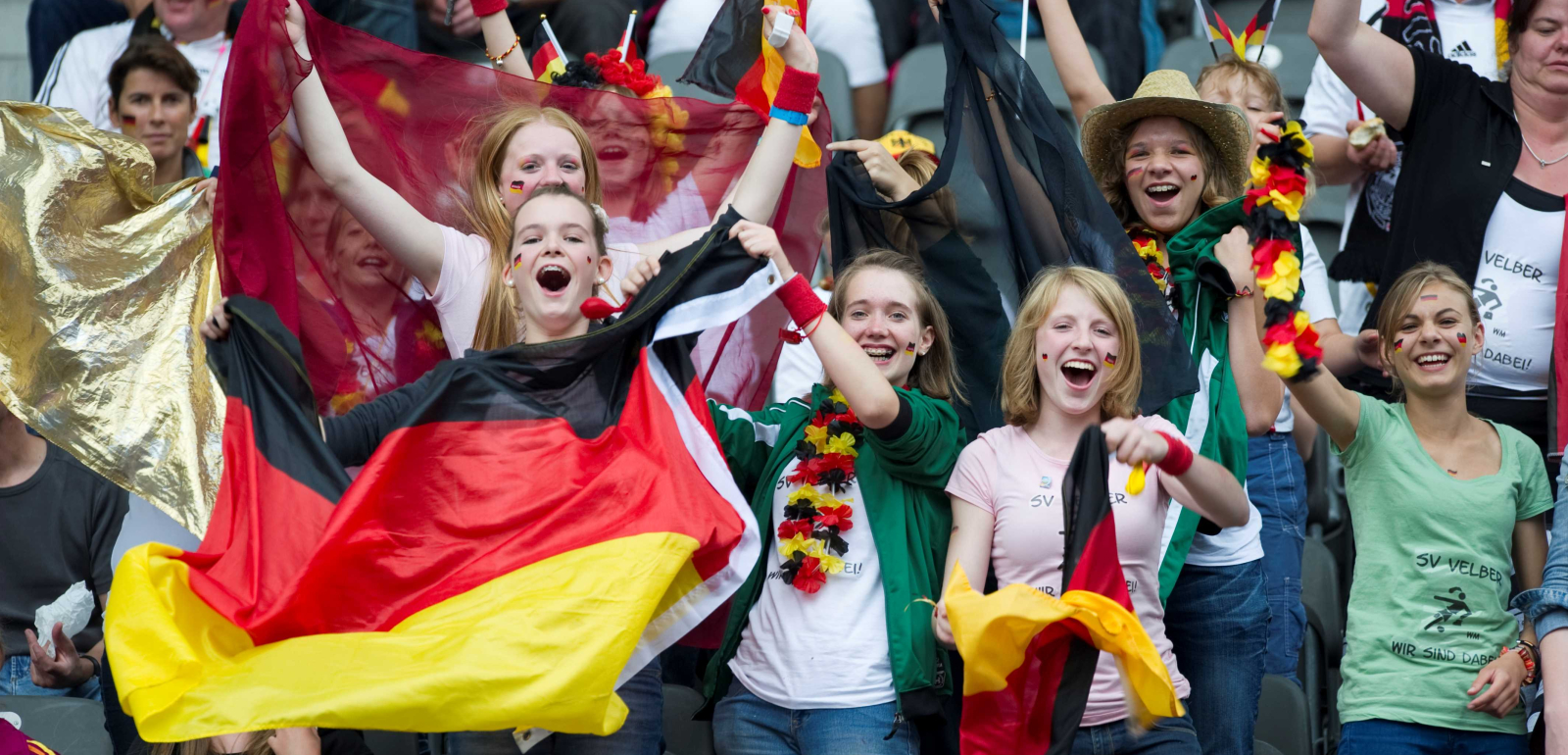 Fans beim Jubeln mit Deutschlandfahne