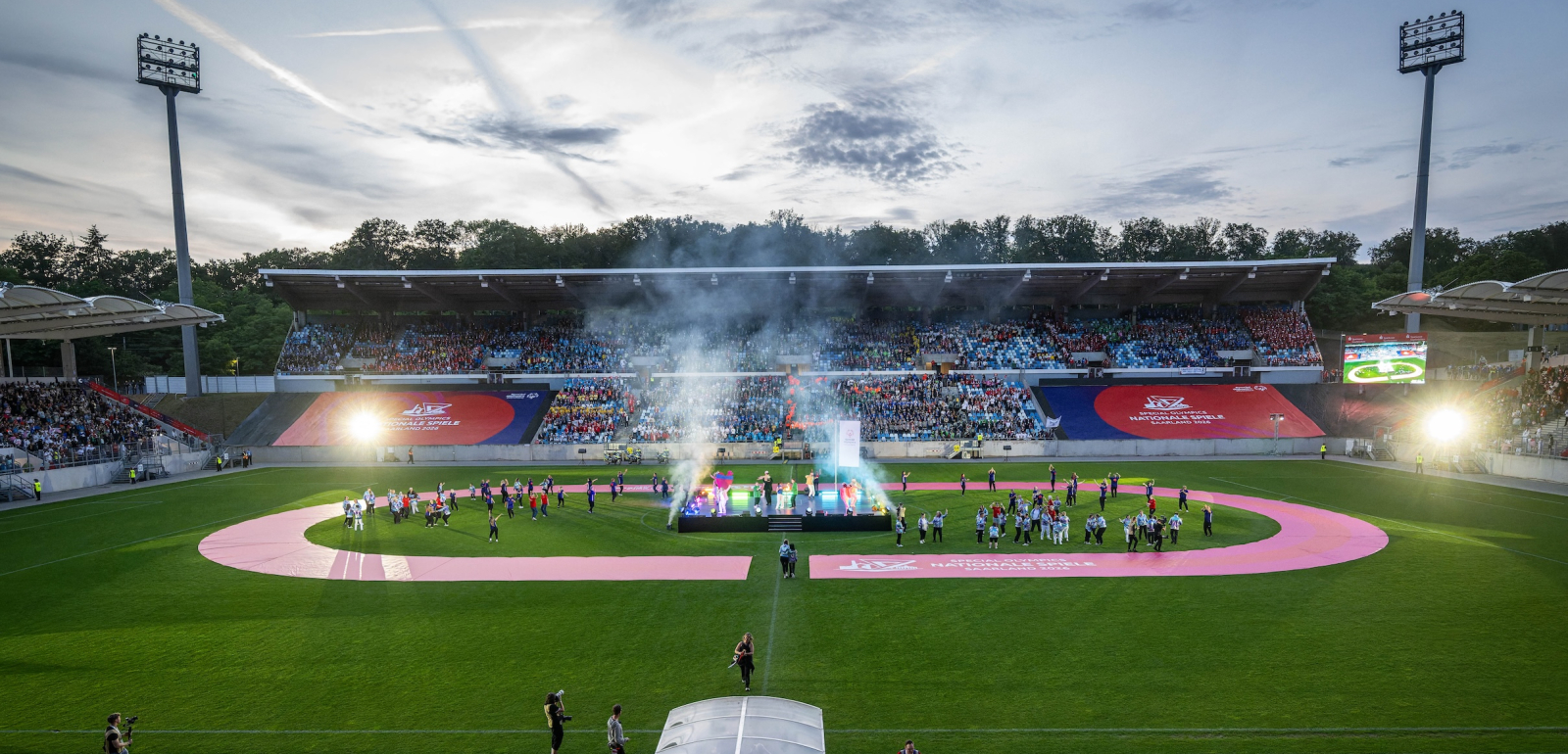 Blick auf ein Stadion in der Abenddämmerung, mit der Eröffnungsfeier der Special Olympics Saarland