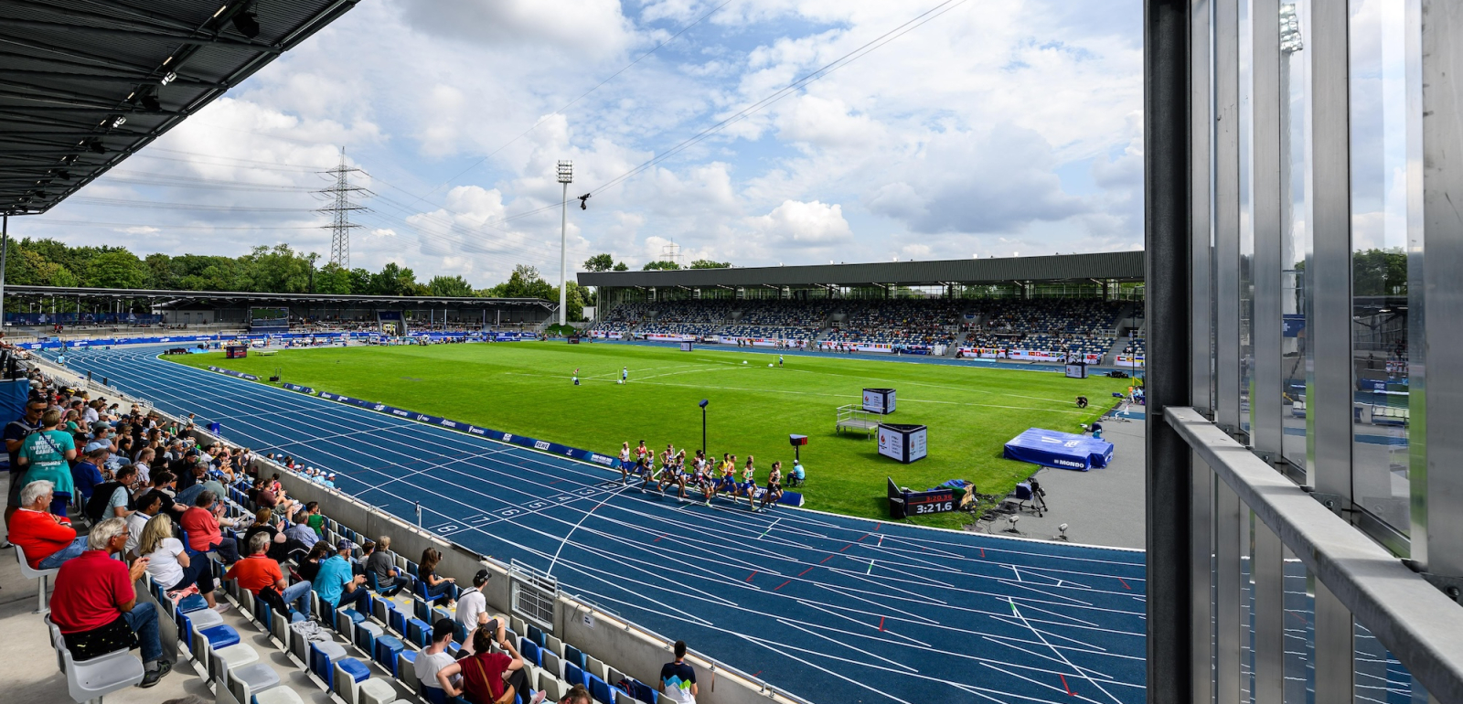 Blick von der Tribüne auf die Laufbahn des Lohrheidestadions