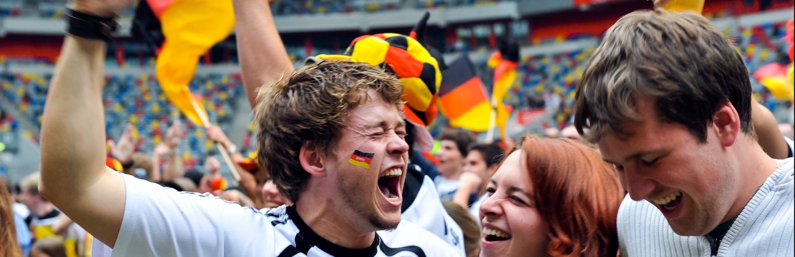 Jubelnde Fans mit Deutschland-Flaggen 