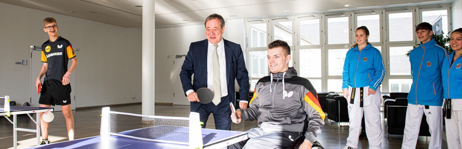 Ministerpräsident Armin Laschet mit Para-Tischtennisspieler