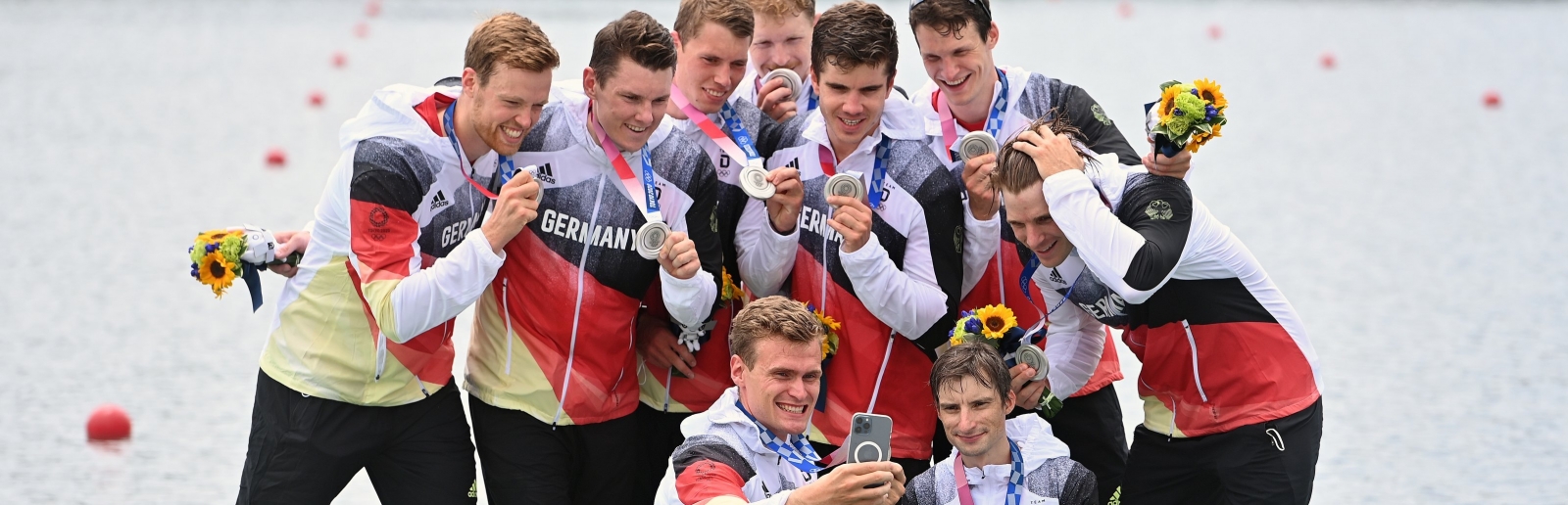 Deutschland Achter vor dem Wasser mit den Silber Medaillen
