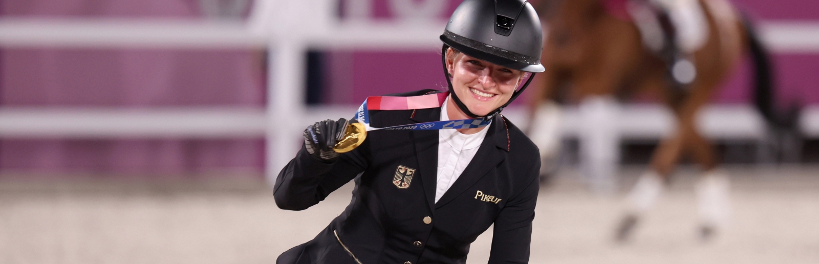 Vielseitigkeitsreiterin Julia Krajewski auf ihrem Pferd mit der Goldmedaille