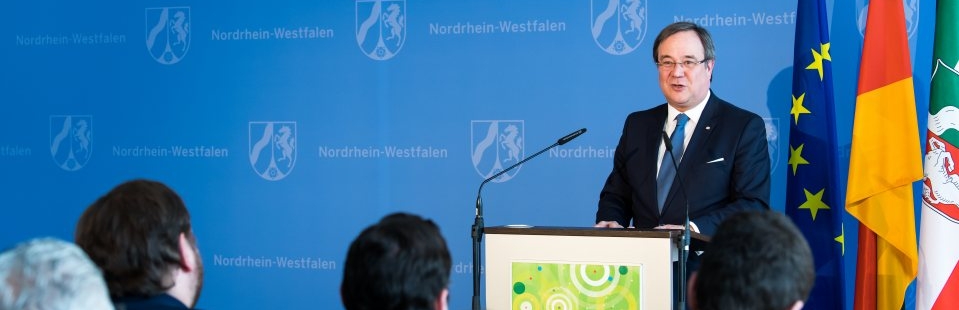 Ministerpräsident Armin Laschet beim Grußwort in Portraitformat