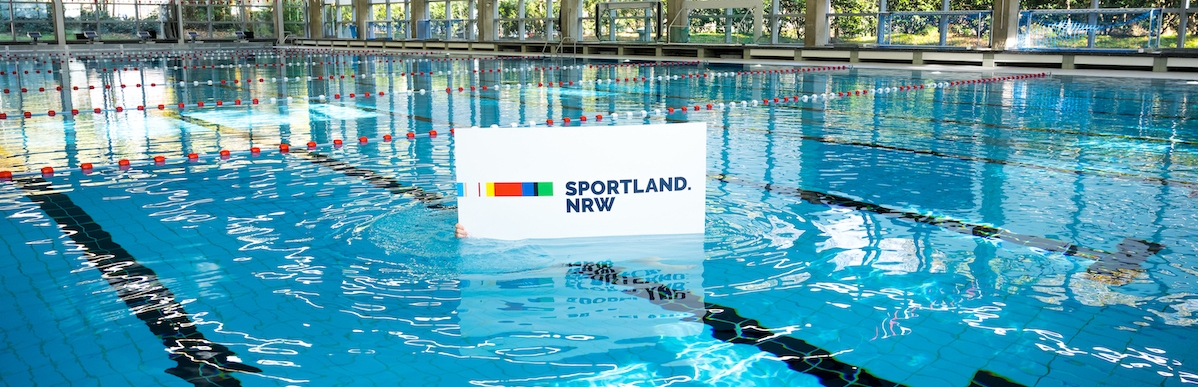 Das Sportland.NRW-Schild in einem Schwimmbad