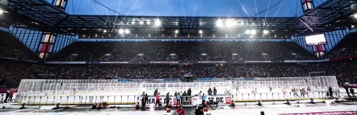 Rhein-Energie Stadion mit Eisfläche