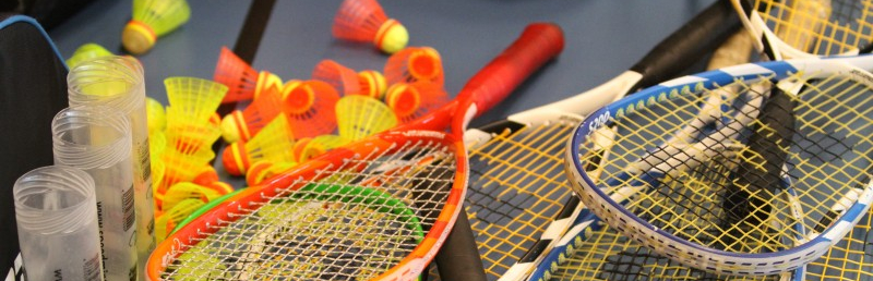 Badmintonschläger und Federbälle