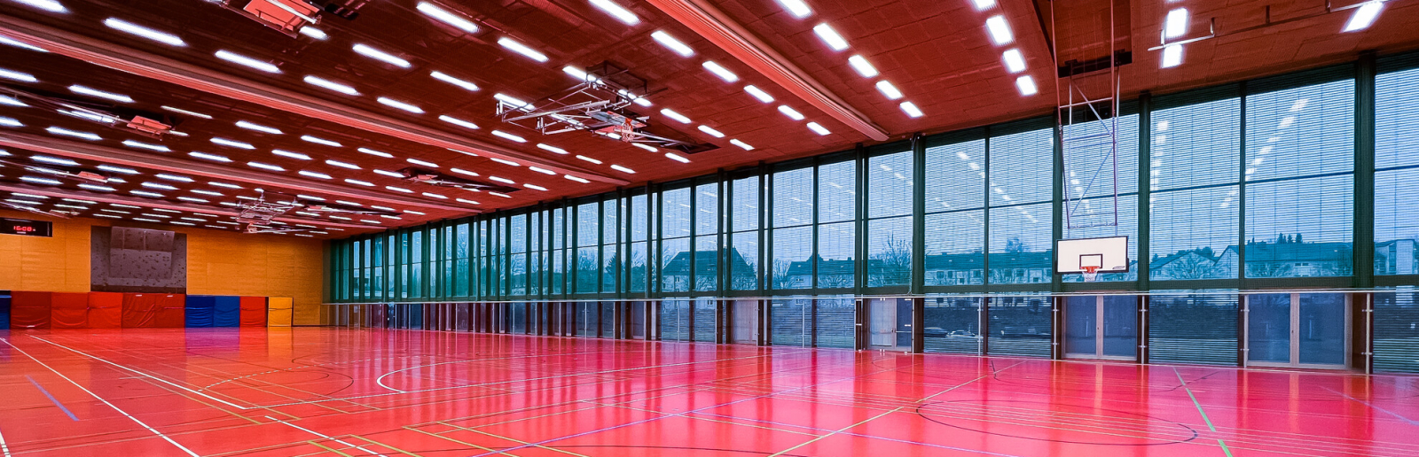 Innansicht einer leeren Sporthalle